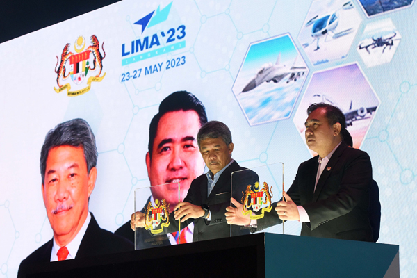 末哈山（左）与交通部长陆兆福，共同推介办浮罗交怡国际海事及航空展览。