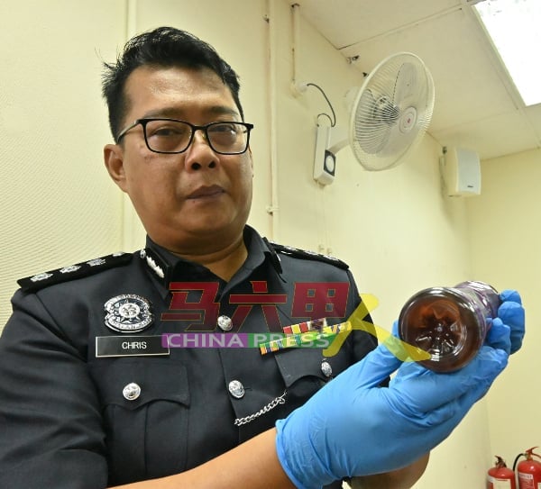 克力斯多柏峇迪展示加料毒饮底下的沈淀物，疑似加入毒品。