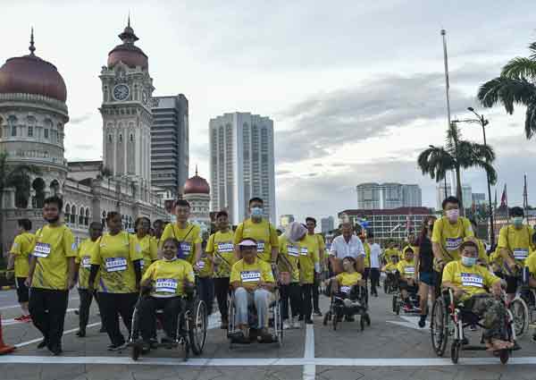 步行、徒步、轮椅慈善竞走活动吸引不少残疾人士，坐轮椅亲身参与。
