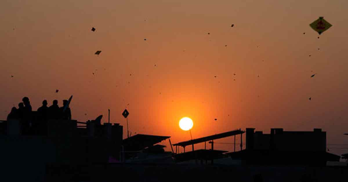 印度近日举办风筝节，民众会到露台、屋顶放风筝。
（示意图）