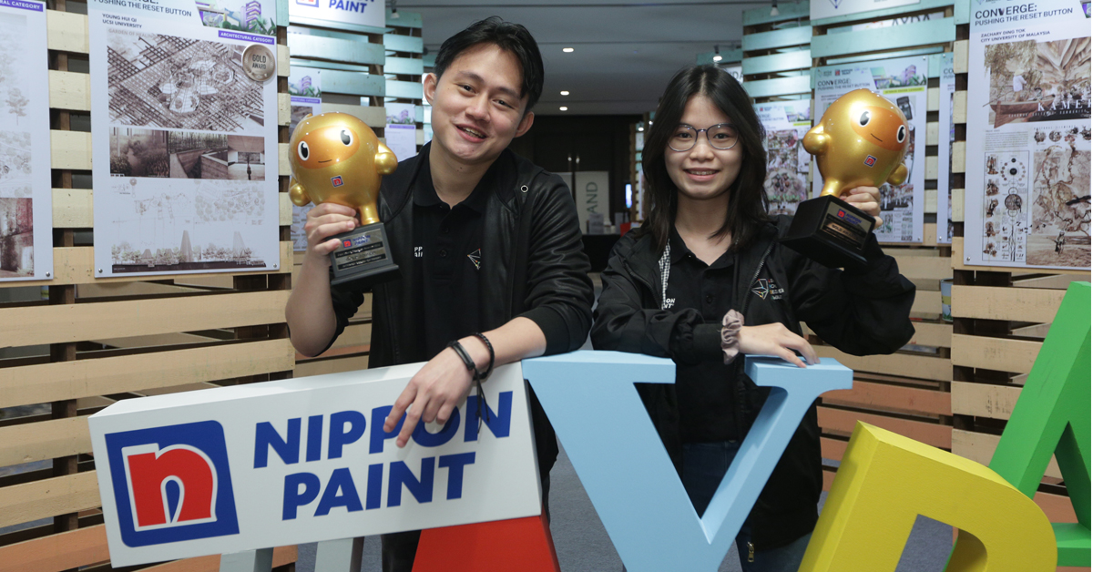 丁笃（左）和杨惠琪展示所夺得的AYDA冠军奖杯。