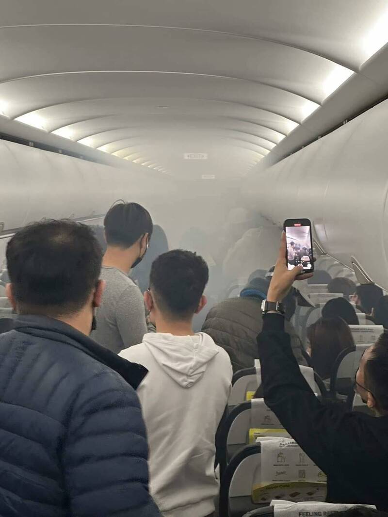 新加坡酷航TR993班机起飞前因行动电源闪燃，造成客舱内充满浓烟。