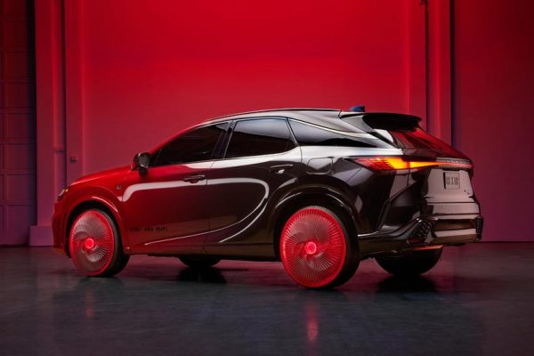 ▲ 新一代 RX 采用由红转黑的渐层式车身涂装，更能强调红宝石轮圈的存在感。