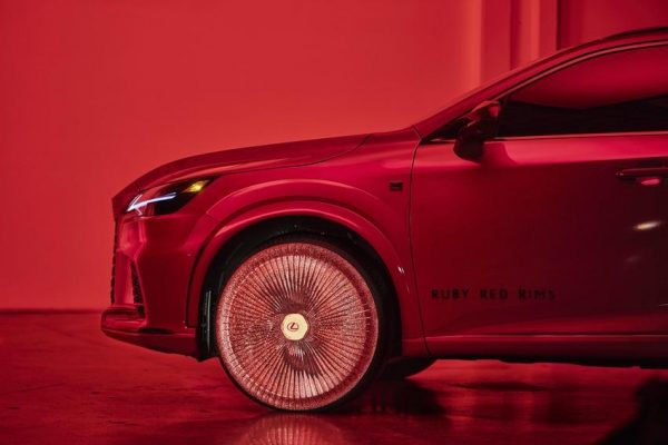 ▲ Lexus 与新锐时尚设计师合作打造红宝石轮圈，造型引起讨论。