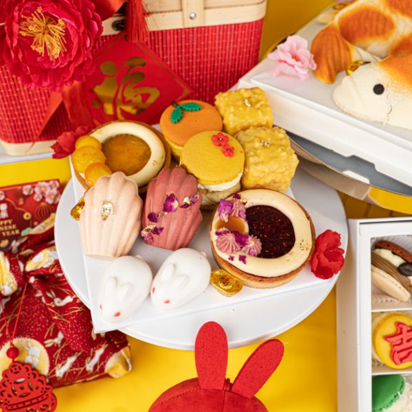 玉兔迎春甜点礼盒内含金桔椰子馅饼、覆盆子桃子馅饼、椰子小兔、樱花玛德琳蛋糕、黄梨胖卡龙、芒果百香果胖卡龙和黄梨奶油小蛋糕，每一种都小巧精致。