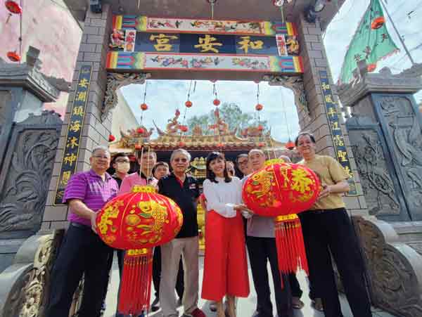 张念群（左6）参观瓜登唐人街百年古庙和安宫，向登嘉楼福建会馆理事送上大红灯笼。