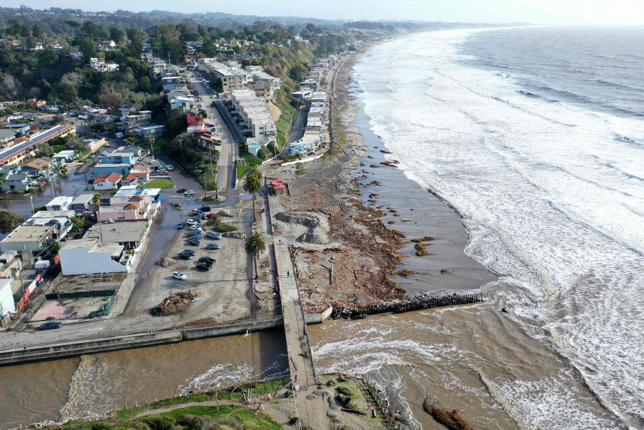 旧金山湾区和北加州大部分地区泛滥成灾，道路被洪水淹没。（法新社）