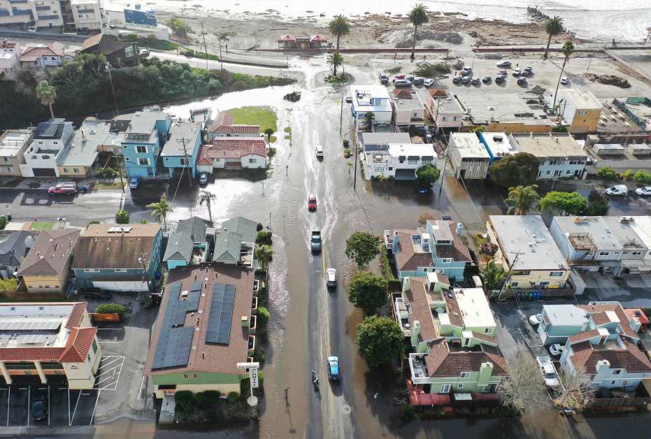 加州阿普托斯靠近海滩的道路被洪水淹没。（法新社）
