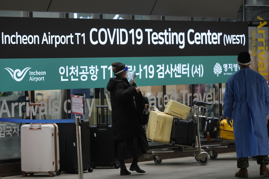 一名中国女子4日抵达韩国仁川国际机场后进入冠病检测区。