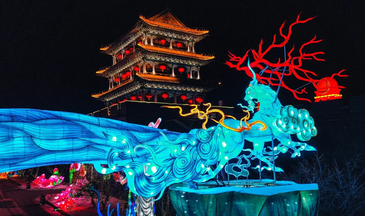 专家指元宵节之后将是判断中国经济是否能及时复苏的关键，图为中国沈阳的元宵灯饰。