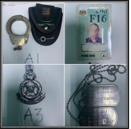 警方从车内一个黑色袋子中，搜出一些警察用品，包括一副手铐、警察卡、警察徽章等。
