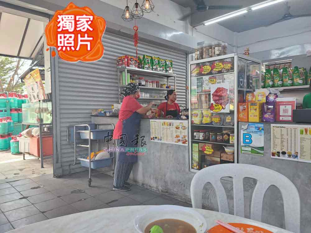 许多食客得知消息后,也到茶餐室慰问老板娘(图非当事人)