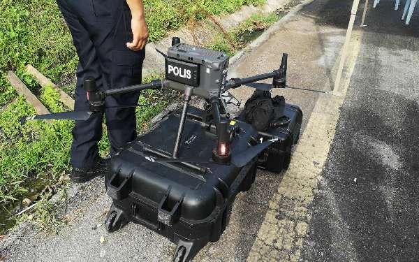 警方使用DJI Matrice 300 RTK型号的无人机，进行任务。