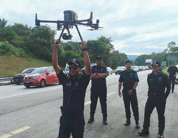警方在霹雳仕林河（Slim River）南北大道367.3 公里处，出动无人机。