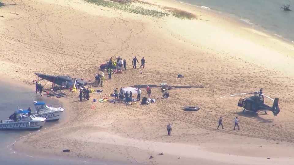 黄金海岸海滩周一有两架直升机相撞。