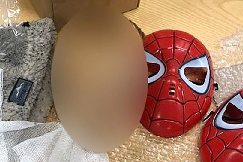 男孩头颅被纱布包裹，盖上蜘蛛侠面具。