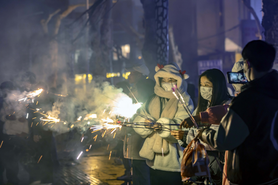 群众1日在黔西市水西公园燃放烟花庆祝新年的到来。（新华社）