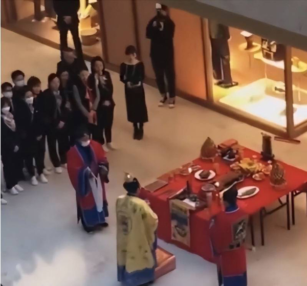 网传画面显示，该门店前摆着一张贡桌，几位身穿道士长袍的男子正在举行仪式。