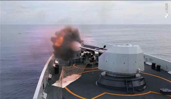 中国参演舰的火炮射击。