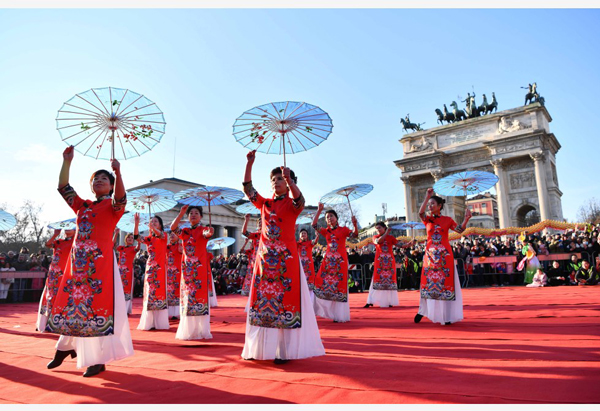 意大利
春节联欢活动
在意大利米兰，演员在春节联欢活动上表演。由意大利米兰华侨华人举办的“喜迎新春、舞龙舞狮”大联欢活动在正月初一成功上演，吸引众多民众前来参与，共同庆祝中国动农历新年。（新华社）
