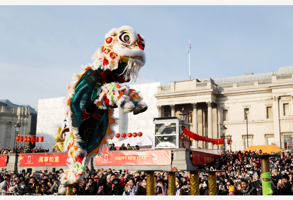 英国
舞狮踩高桩
英国伦敦特拉法加广场正月初一举行春节庆典，庆祝兔年新春佳节。图为演员表演舞狮踩高桩。（新华社）