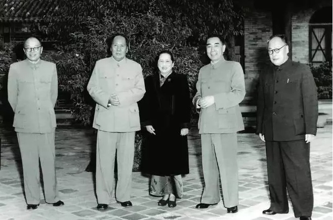 1956年在北京中南海，宋庆龄（左3）与中共领导人们合影。