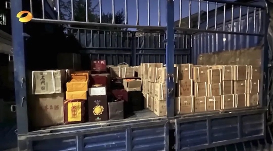 人员亦揭其家里高档烟酒堆积如山，光茅台酒就230多箱，装了足足一货车。