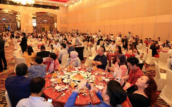 约400人出席美环有限公司举办的年度新春聚餐晚宴，场面热闹。
