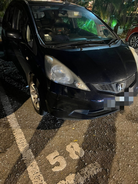 新加坡注册轿车司机将车子泊在商区，轿车却遭人砸碎车镜爆窃。