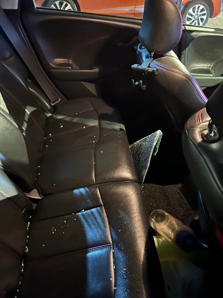 新加坡注册轿车的车镜遭人砸碎。
