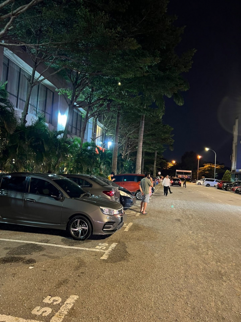 新加坡注册轿车司机发现轿车爆窃，报警备案。