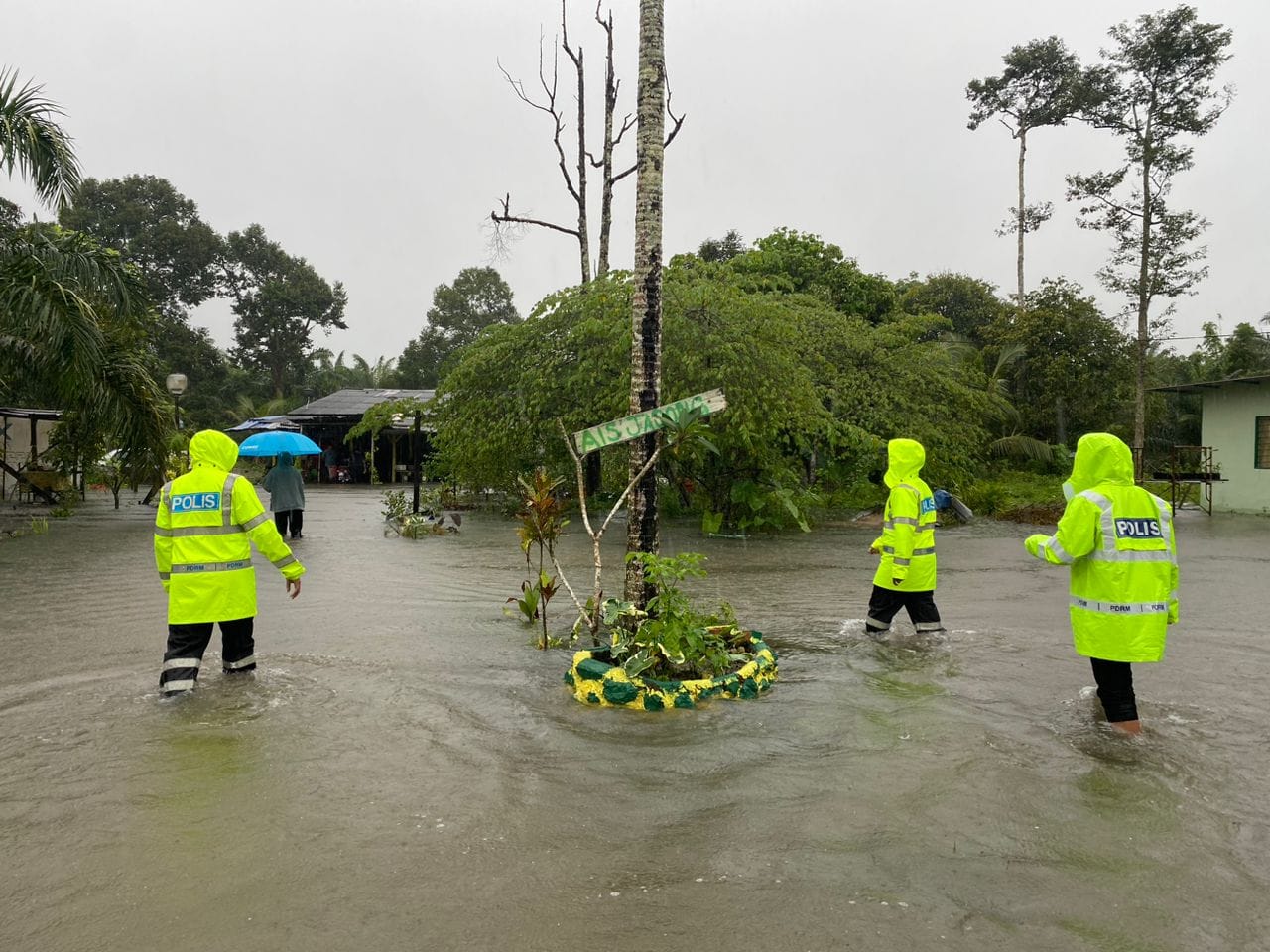 大年初四，大雨下不停，柔州多个甘榜受灾，出动警员协助疏散灾民。