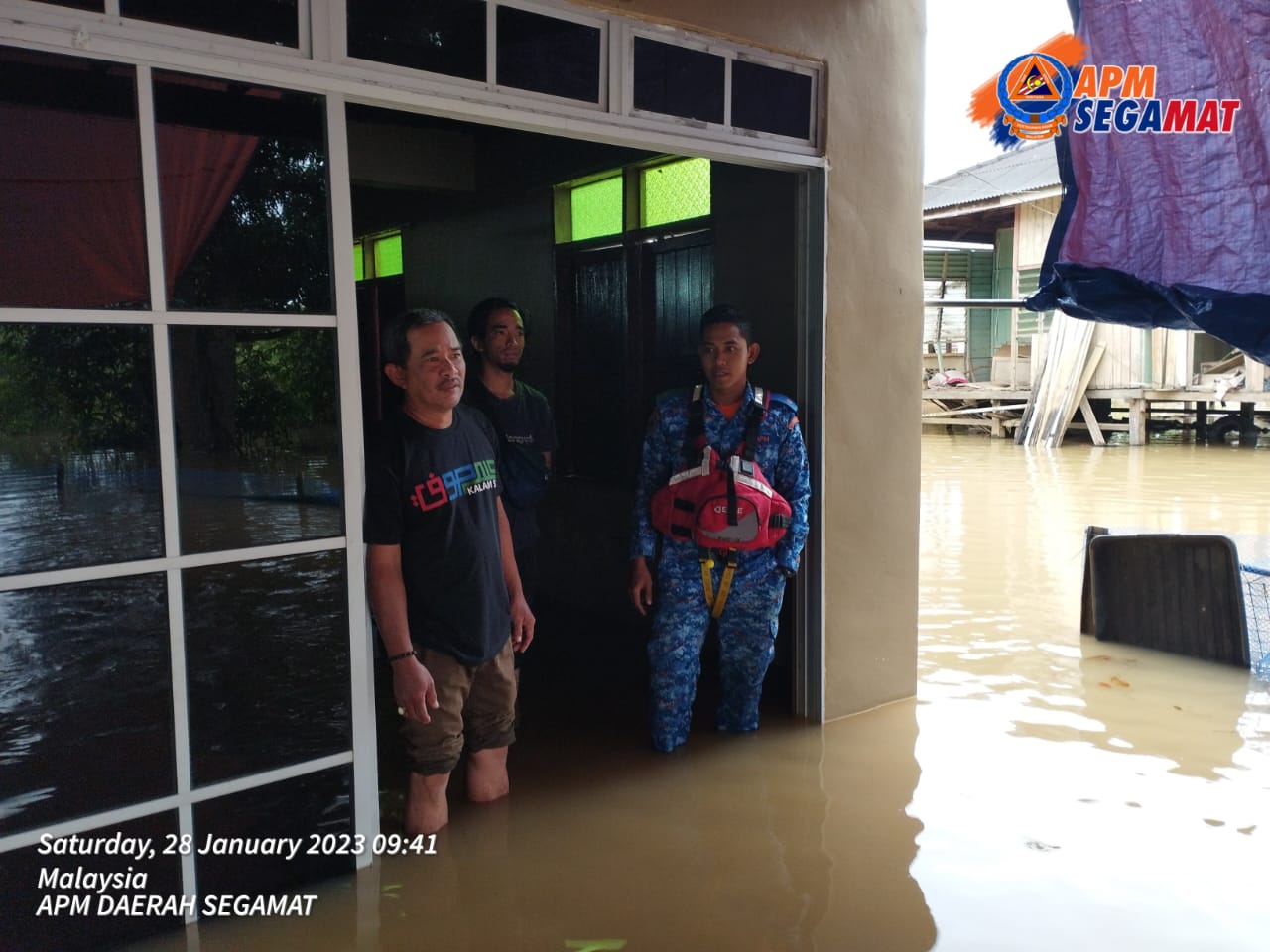 民防部队走入昔加末的水灾地区，向当地居民了解情况。