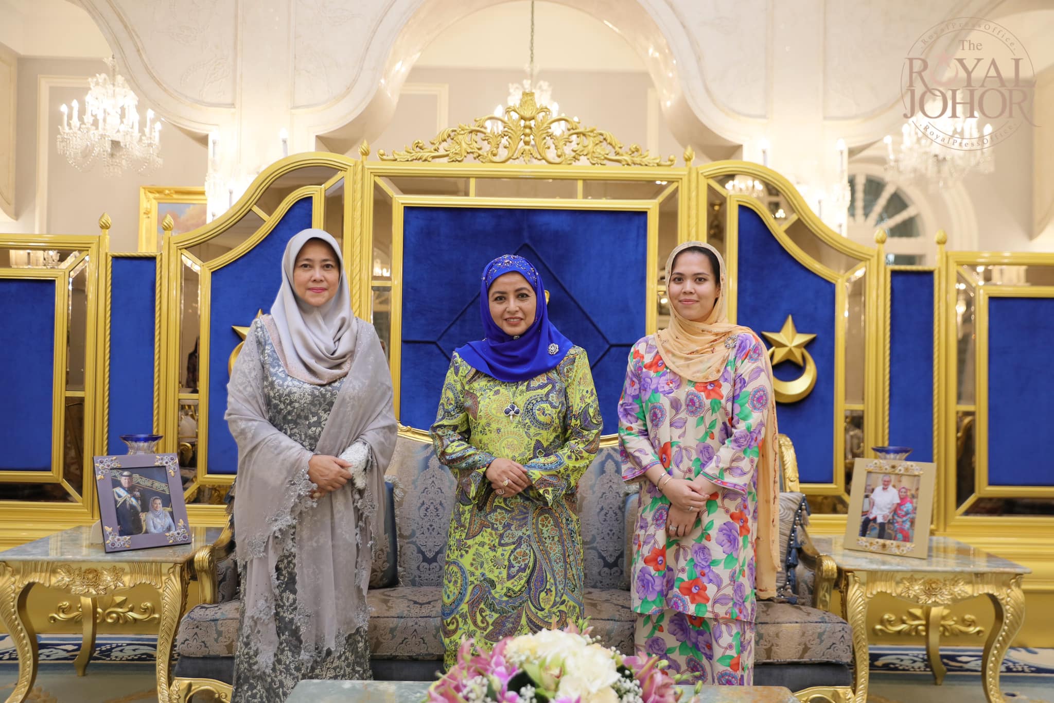 王后拉惹查丽苏菲雅（左2）接见吉兰丹天猛公夫人潘斯里诺哈雅蒂（左）及其女儿东姑诺吉斯蒂娜（左3）。