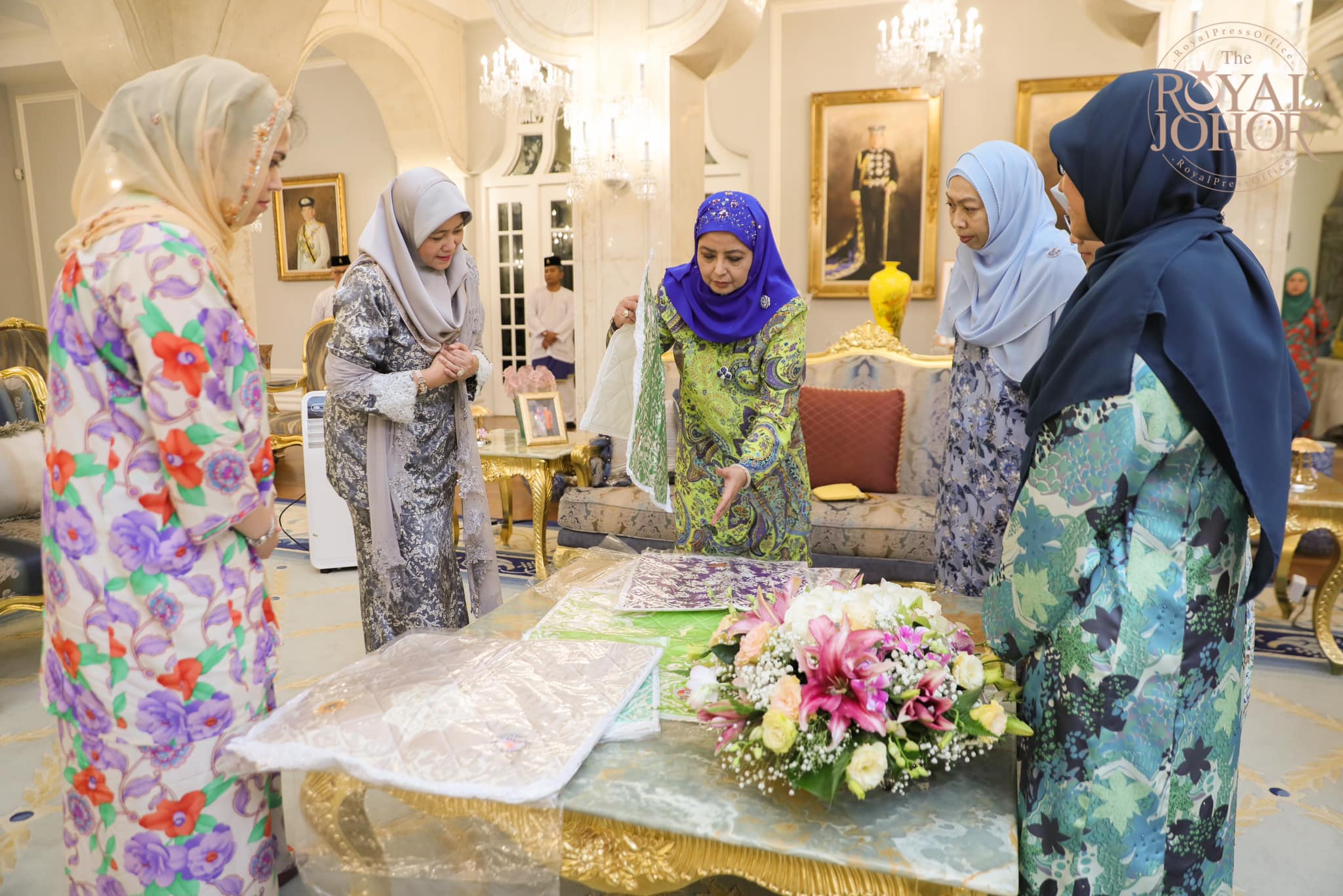 王后拉惹查丽苏菲雅（左3）拿出精美的布料，与吉兰丹王室成员分享。