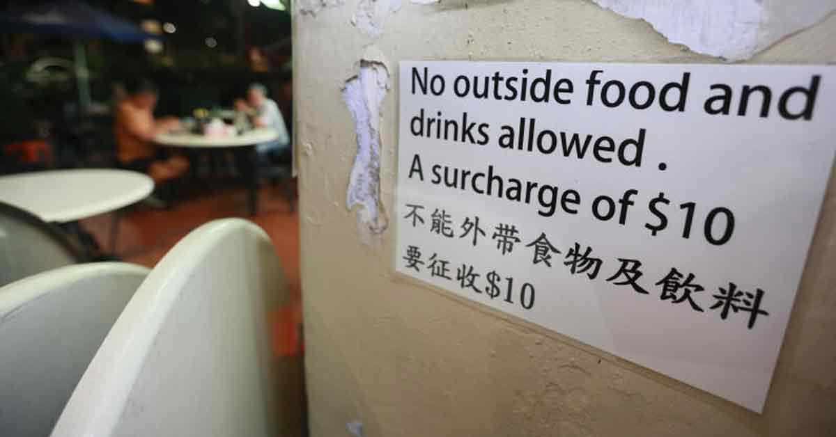 咖啡店贴出的告示称“不能外带食物及饮料，要征收$10”。 