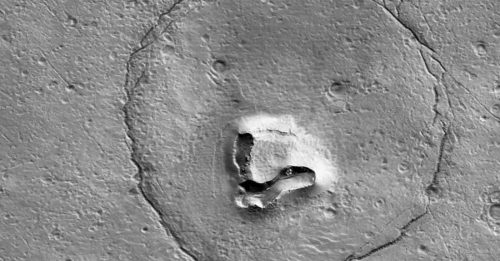 NASA发布火星照 竟现呆萌傻笑熊脸