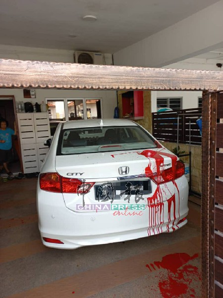 蒋国良2辆车被泼红漆，清理及喷漆共花费近7000令吉。
