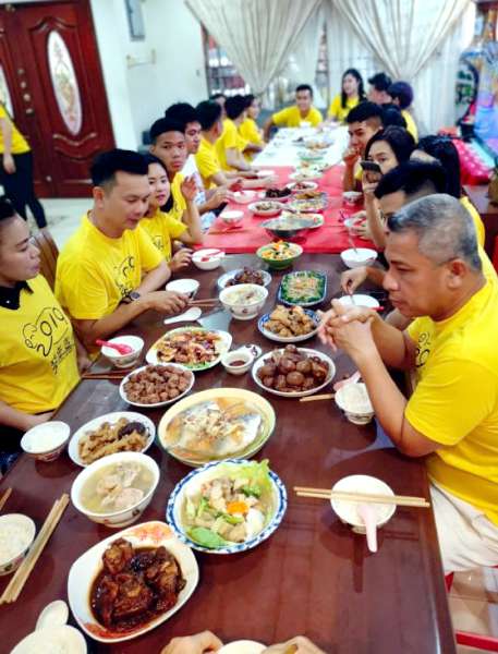 30多人围一起“拼桌”吃团圆饭，柯家每年的团圆饭犹如“长桌宴”，摆到至少20尺长。