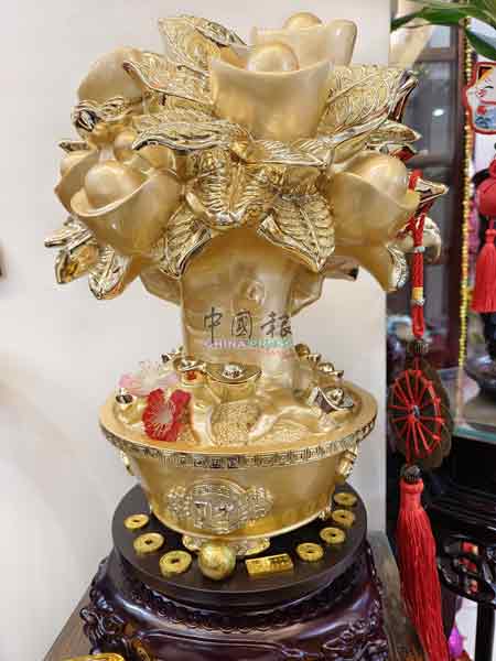 拥有近20年历史的新春摆饰，这个金光闪闪的摆饰品深受刘家仰喜爱。