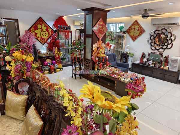 每一年都精心布置，每一样装饰品的摆放都非常讲究，刘家仰家中收藏了数以万计的新春装饰品。