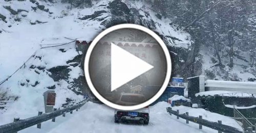 西藏林芝公路隧道出口 雪崩 多车被埋至少13人罹难