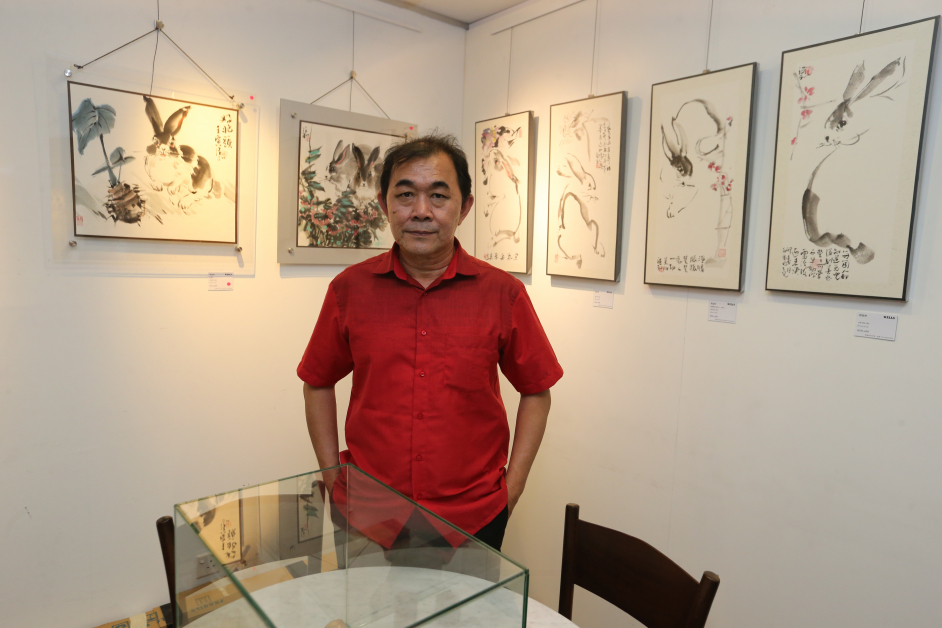 书画家郭温和每年创作生肖画，今年是第三轮画兔。
