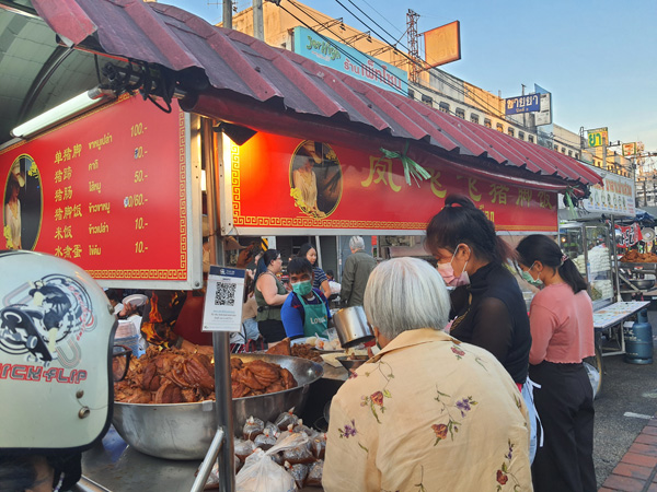 清迈凤飞飞猪脚饭不但名字吸引了全球华人，就连其美味也把全世界的饕客吸引过去，一个很值得推荐的到地美食。