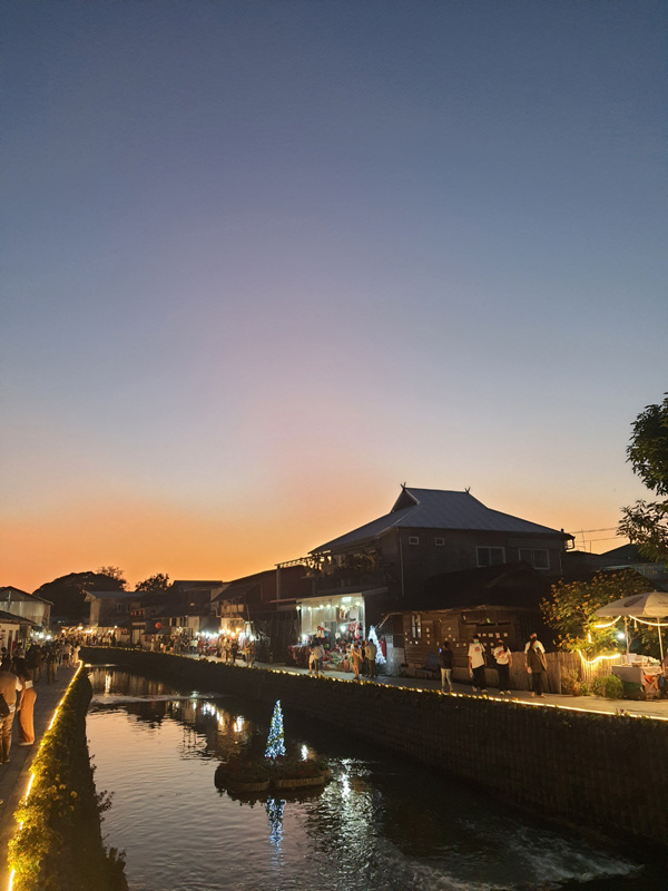 湄卡运河的两旁行人道以及小店很适合在晚饭后散步，日式的景色加上泰国人亲切的笑容，两个字“舒服”！