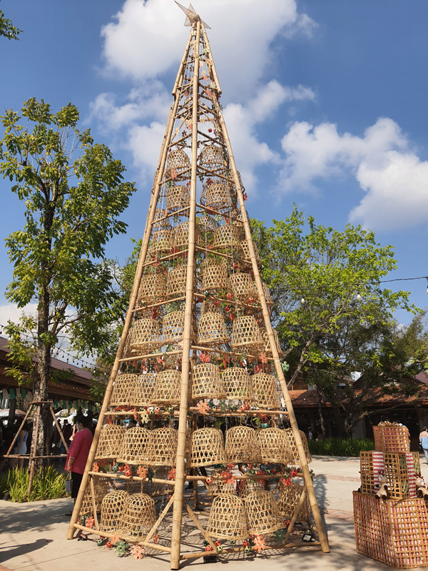泰国人的创意永远都不会让人失望，我们去的时候刚好遇上圣诞节，他们就用当地随手可得的竹箩挂成圣诞树的造型，既有圣诞气氛，又能带出本地的特色。