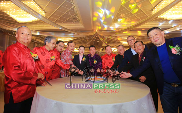 倪可汉（左4起）、刘强燕、倪可敏、刘为强、徐孝轼、叶朝政与其他主宾一起捞生。