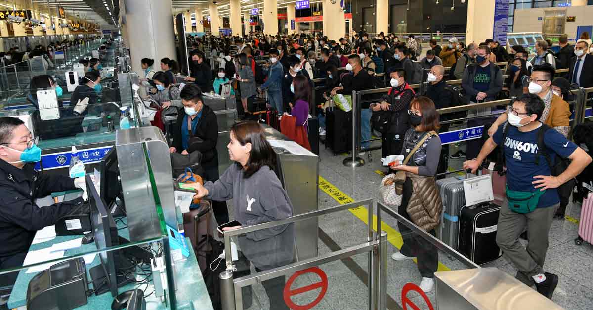 大批香港的旅客从深圳福田口岸入境中国。（新华社）