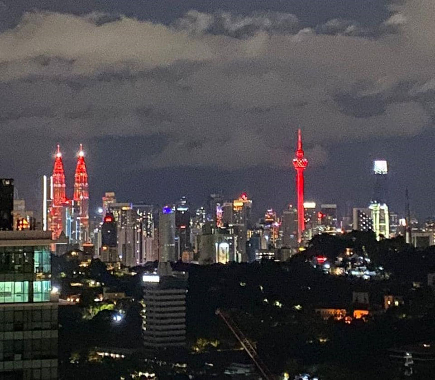 马石油双塔楼和吉隆坡塔一同换上“红装”，欢庆新年。