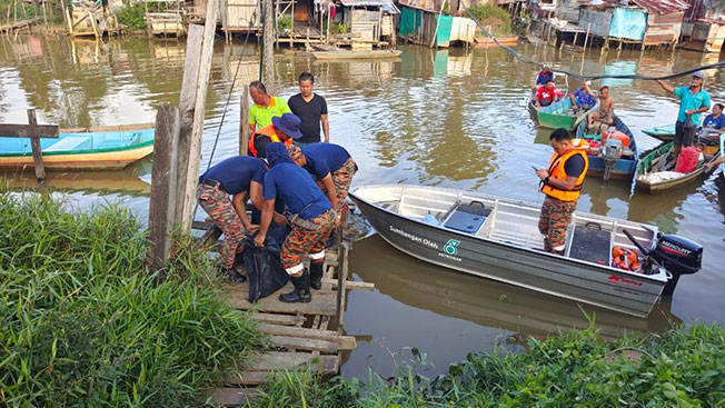 不谙水性的死者疑失足坠河溺死，消拯员1天后寻获死者遗体。